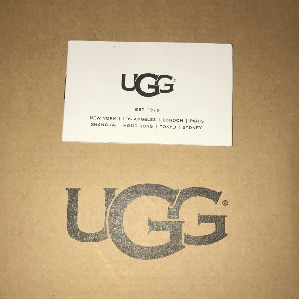 Black Short Bailey Button Uggs